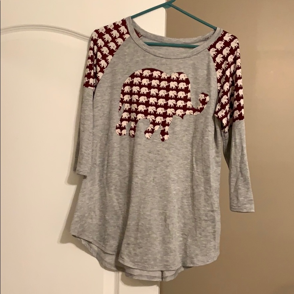 Super soft tee w crimson houndstooth elephant appliqué & shoulder detail, size L